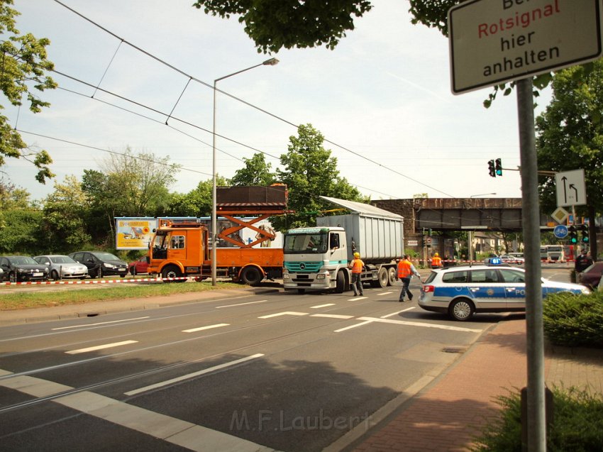 LKW riss Oberleitung ab Koeln Deutz Am Schnellert Siegburgerstr P110.JPG